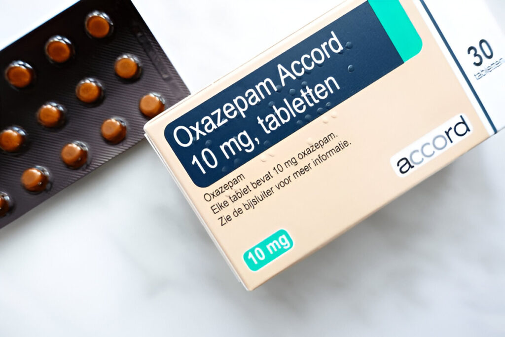 Oxazepam pillenflesje op een nachtkastje