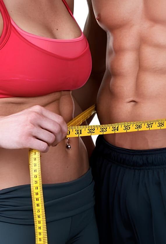 Vrouw meet de tailleomvang van een man met een lintmeter, symbool voor gezonde gewichtsbeheersing en afvallen kopen