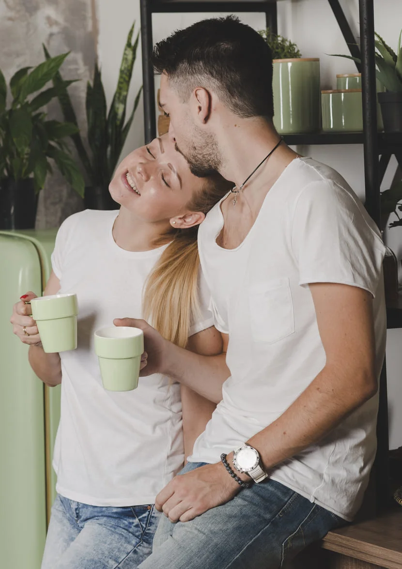Gelukkig stel in een gezonde omhelzing, symbool voor het gebruik van erectiemiddelen voor een beter intiem leven