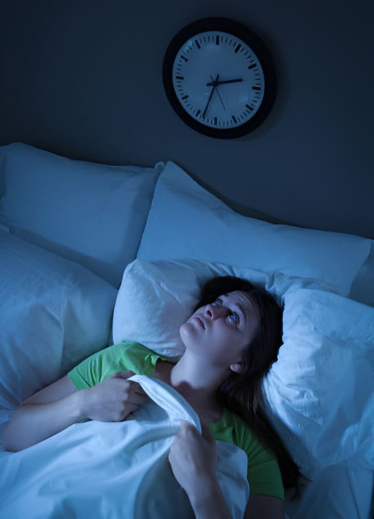 Meisje houdt haar hoofd vast, symbool voor het kopen van medicijnen voor verlichting van hoofdpijn en andere klachten